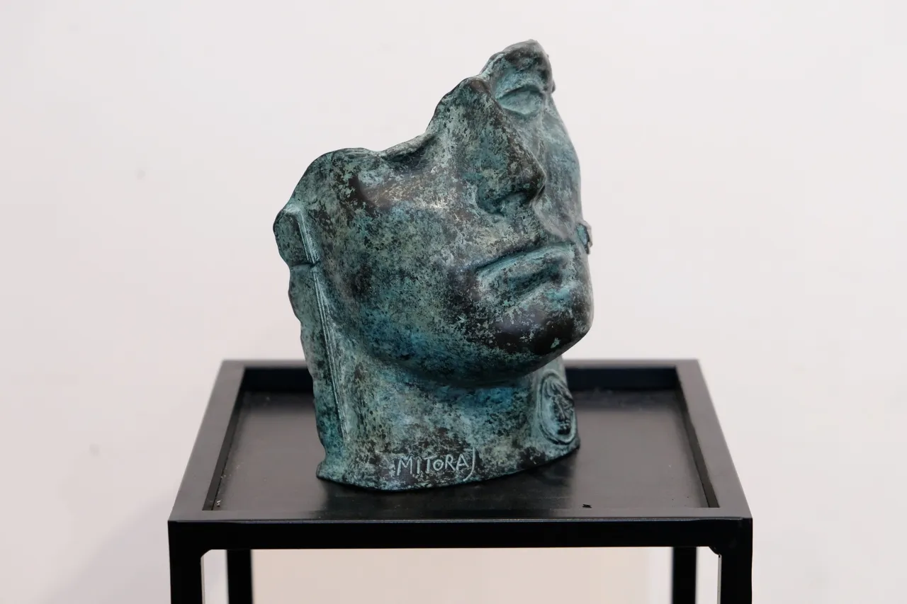 Igor Mitoraj Centurione brąz marmur por&oacute;wnanie