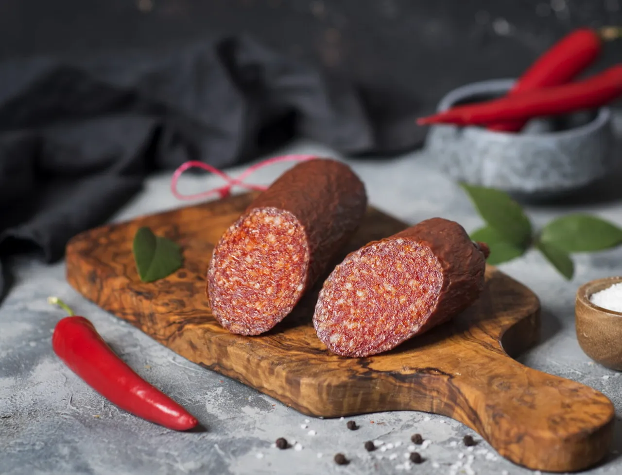 salami pepperoni chorizo surowe plastry por&oacute;wnanie