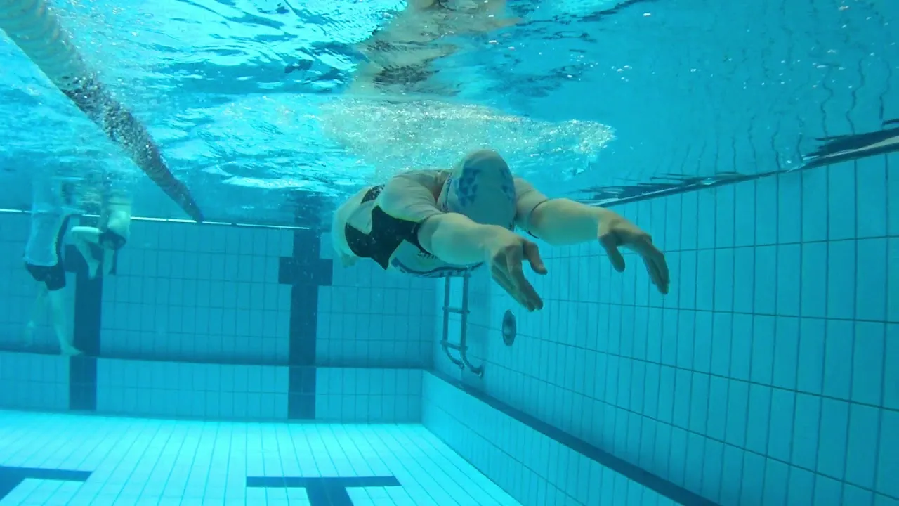 Pływanie żabką krytą praca nóg fazy