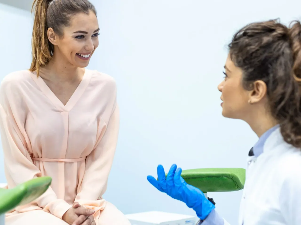 kobieta rozmawiająca z lekarzem w gabinecie