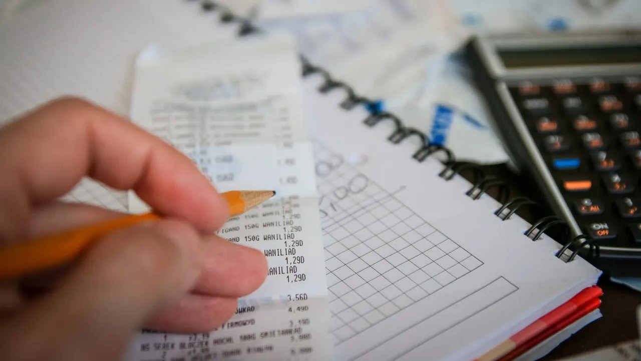 czynniki wpływające na ceny nocleg&oacute;w