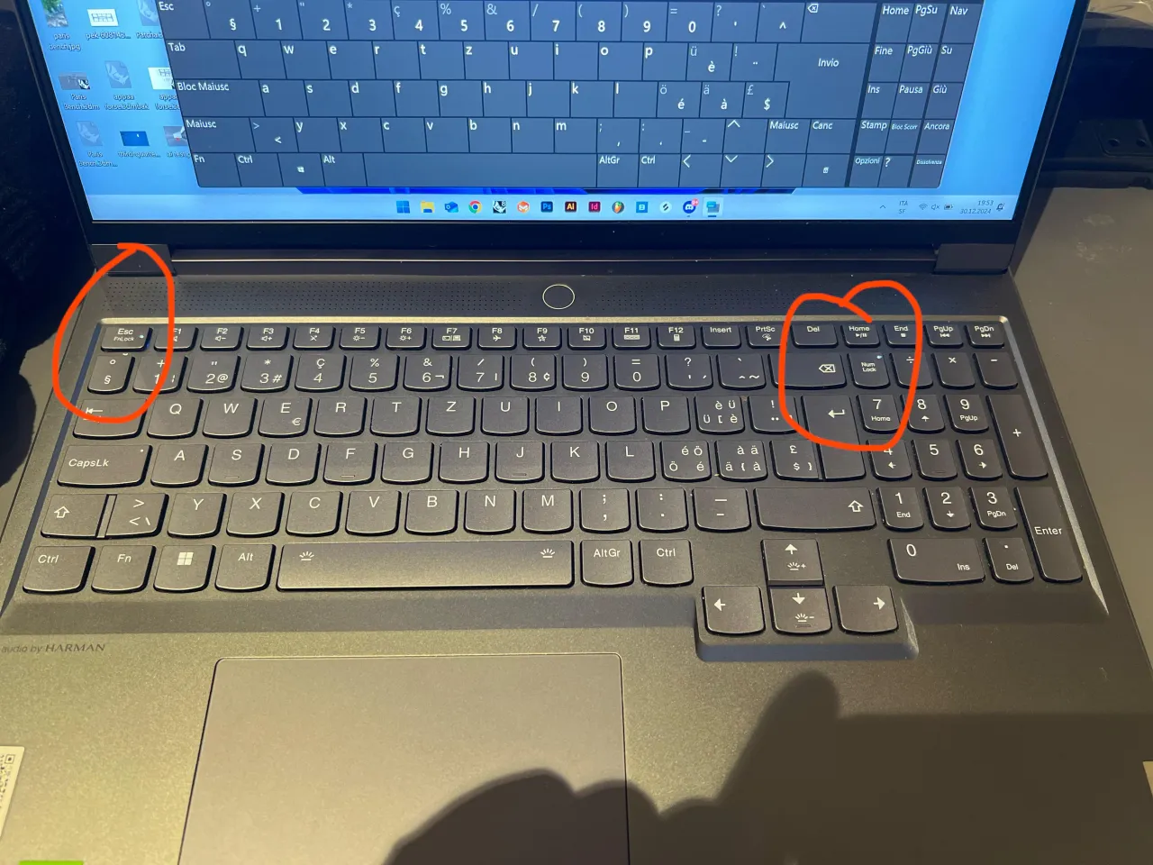 klawiatura laptopa z podświetlonym klawiszem num lock