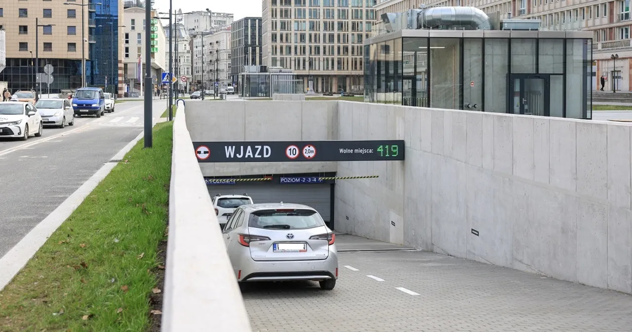 Wjazd do podziemnego parkingu w centrum Warszawy. Idealne miejsce, gdzie można poćwiczyć jazdę samochodem w mieście.