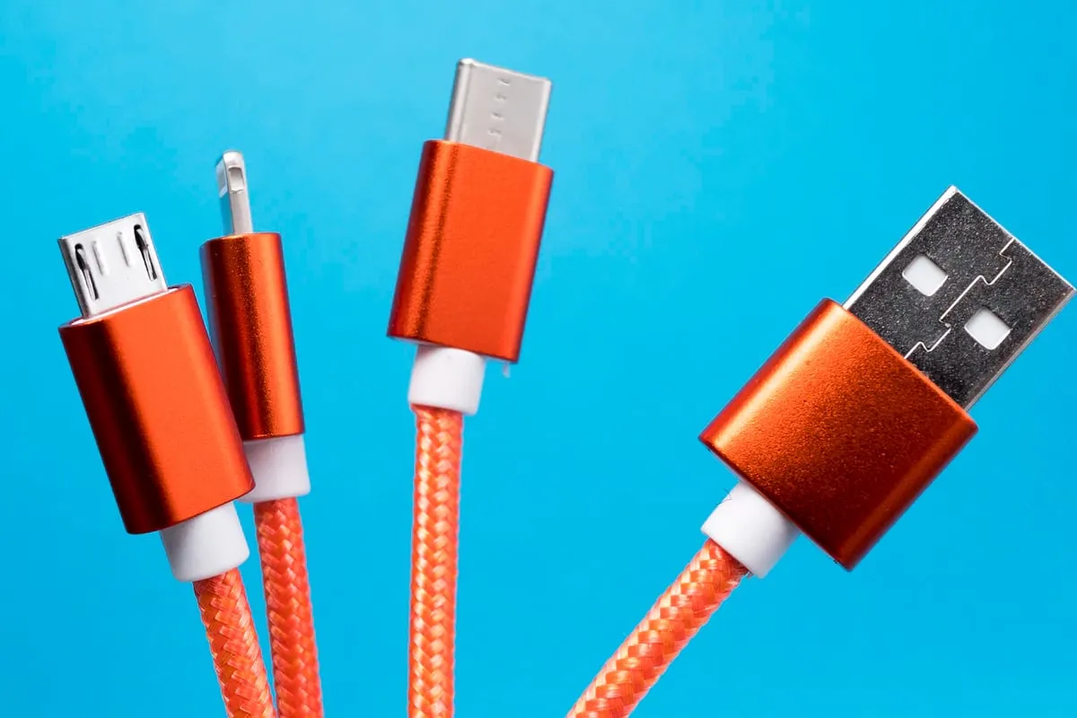 różne typy ładowarek do telefonu z widoczną mocą W