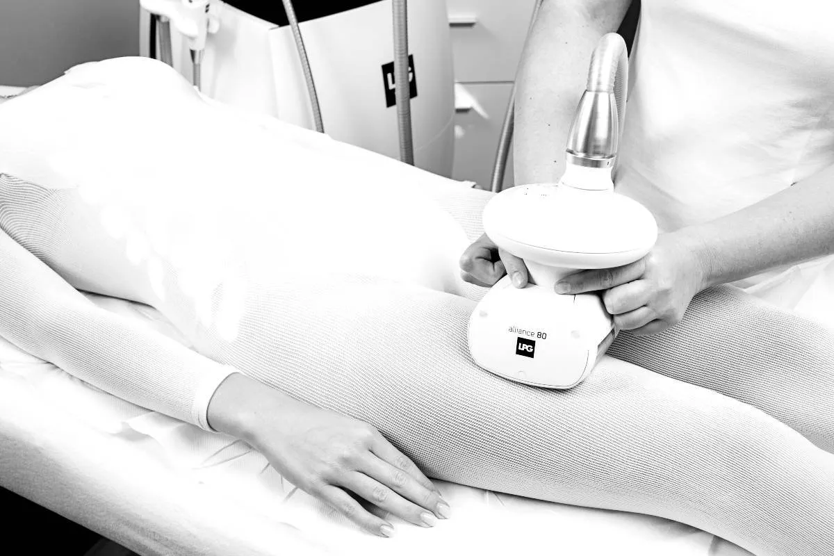 kobieta zadowolona po zabiegu endermologii