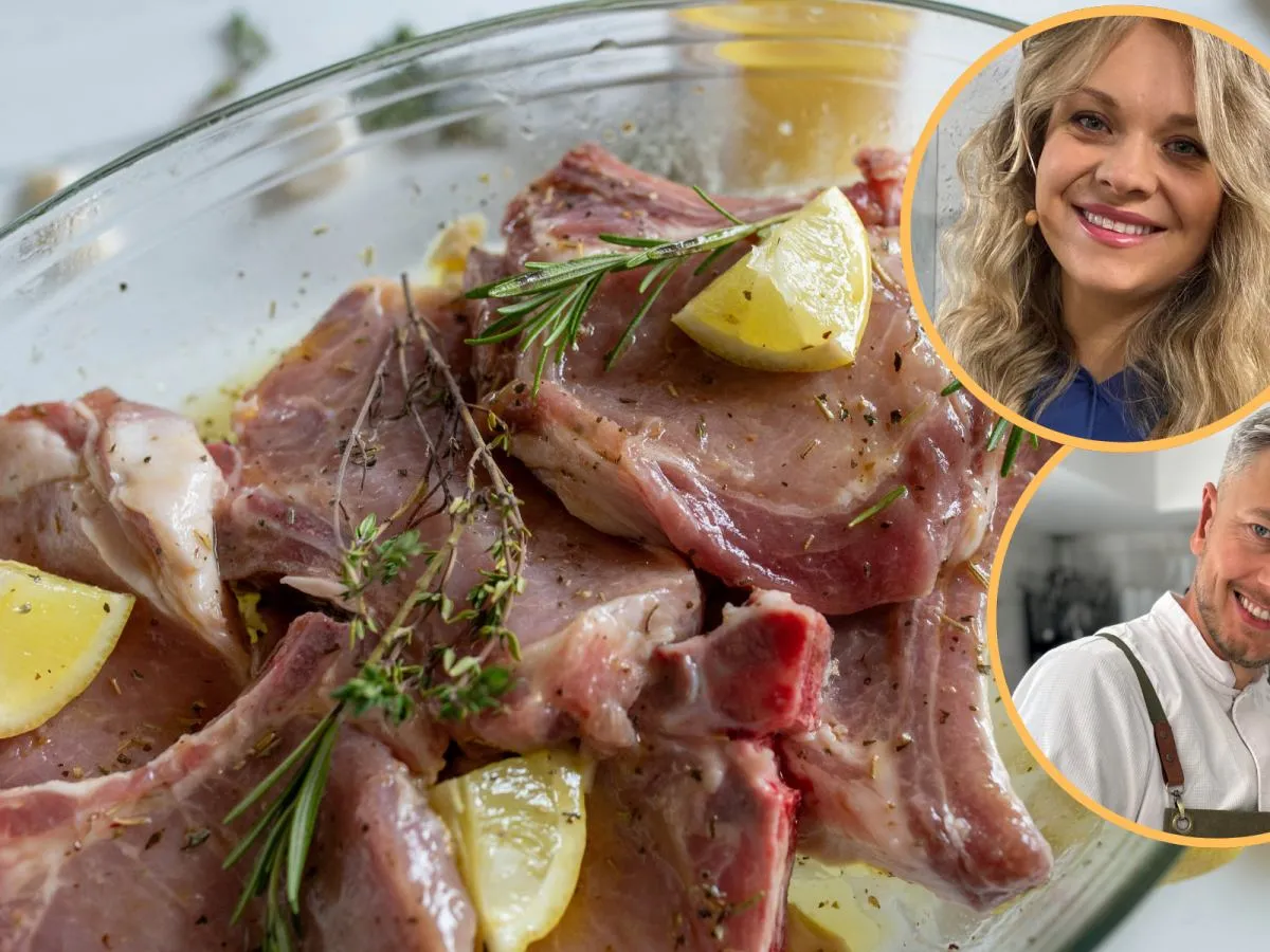 Jak zrobić dobre mięso na obiad? Soczyste kotlety marynowane z cytryną i ziołami, gotowe do pieczenia.