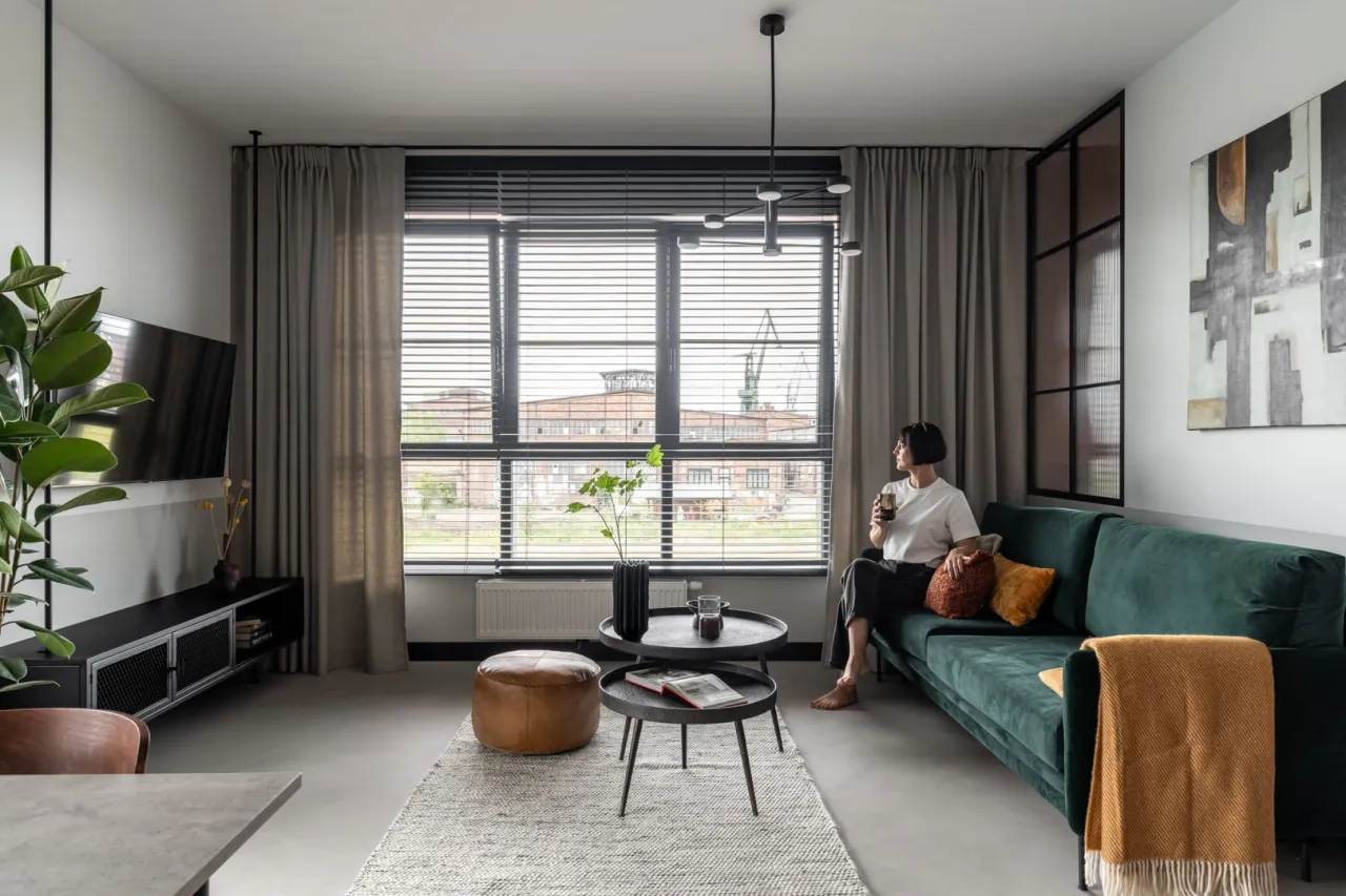 Lekkie meble na nóżkach w małym salonie