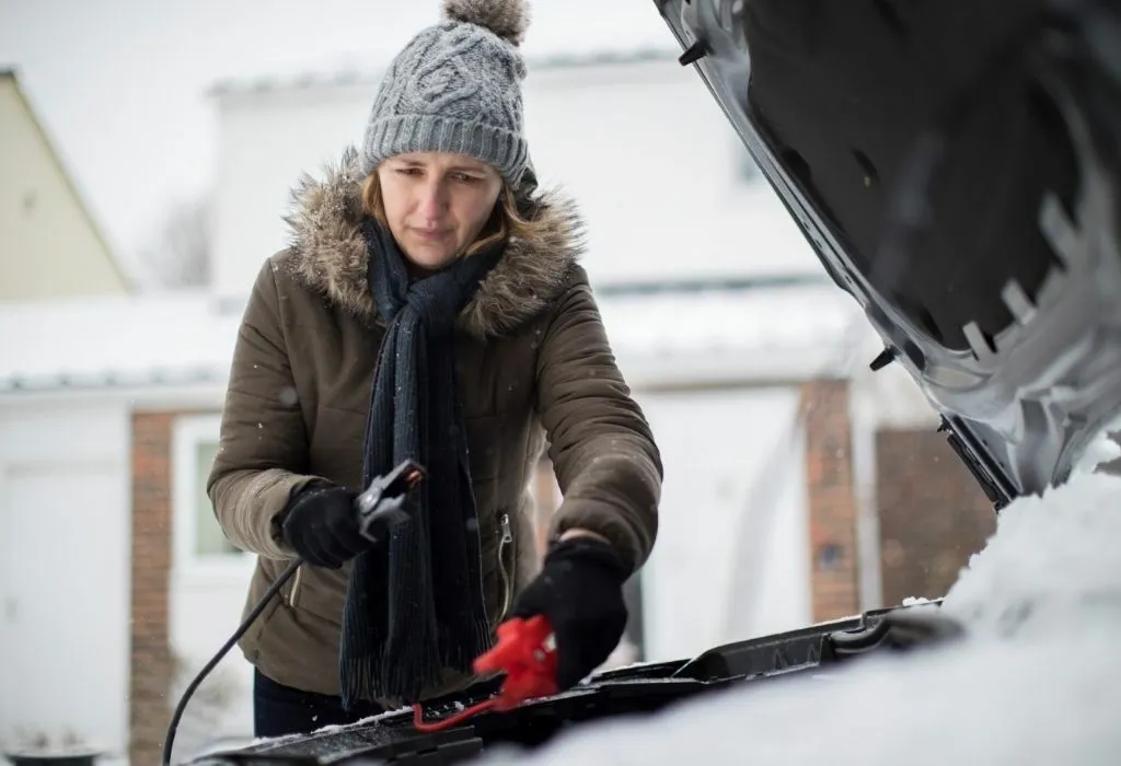 rozładowany akumulator w zimie