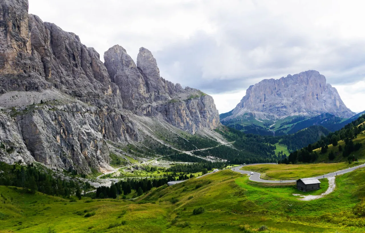 Motocykl na tle industrialnego krajobrazu Śląska
