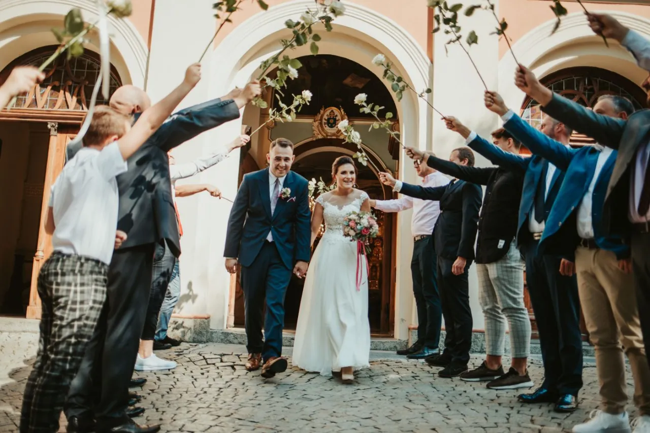 para młoda wychodzi z kościoła