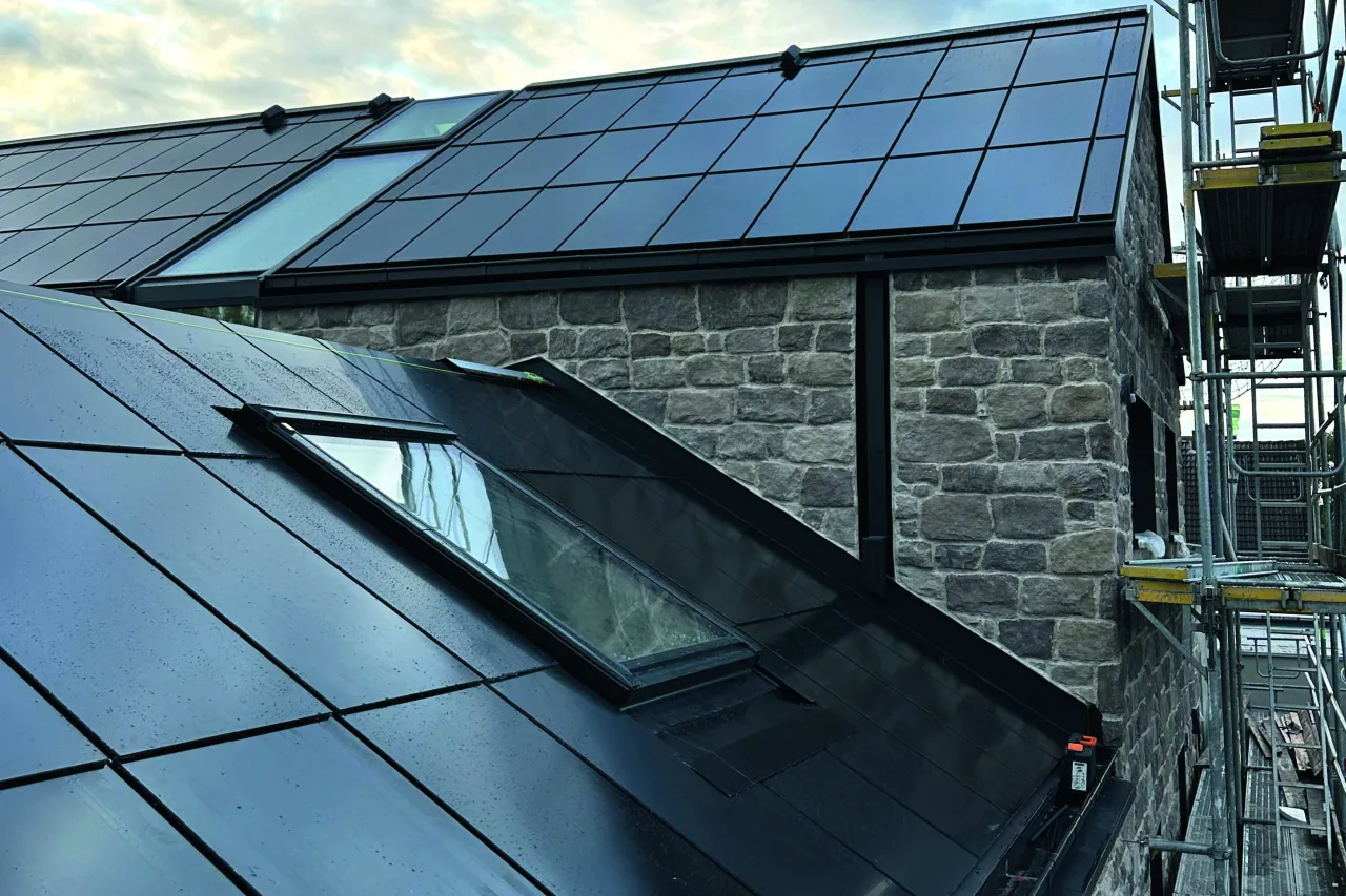 nowoczesny dach z panelami fotowoltaicznymi