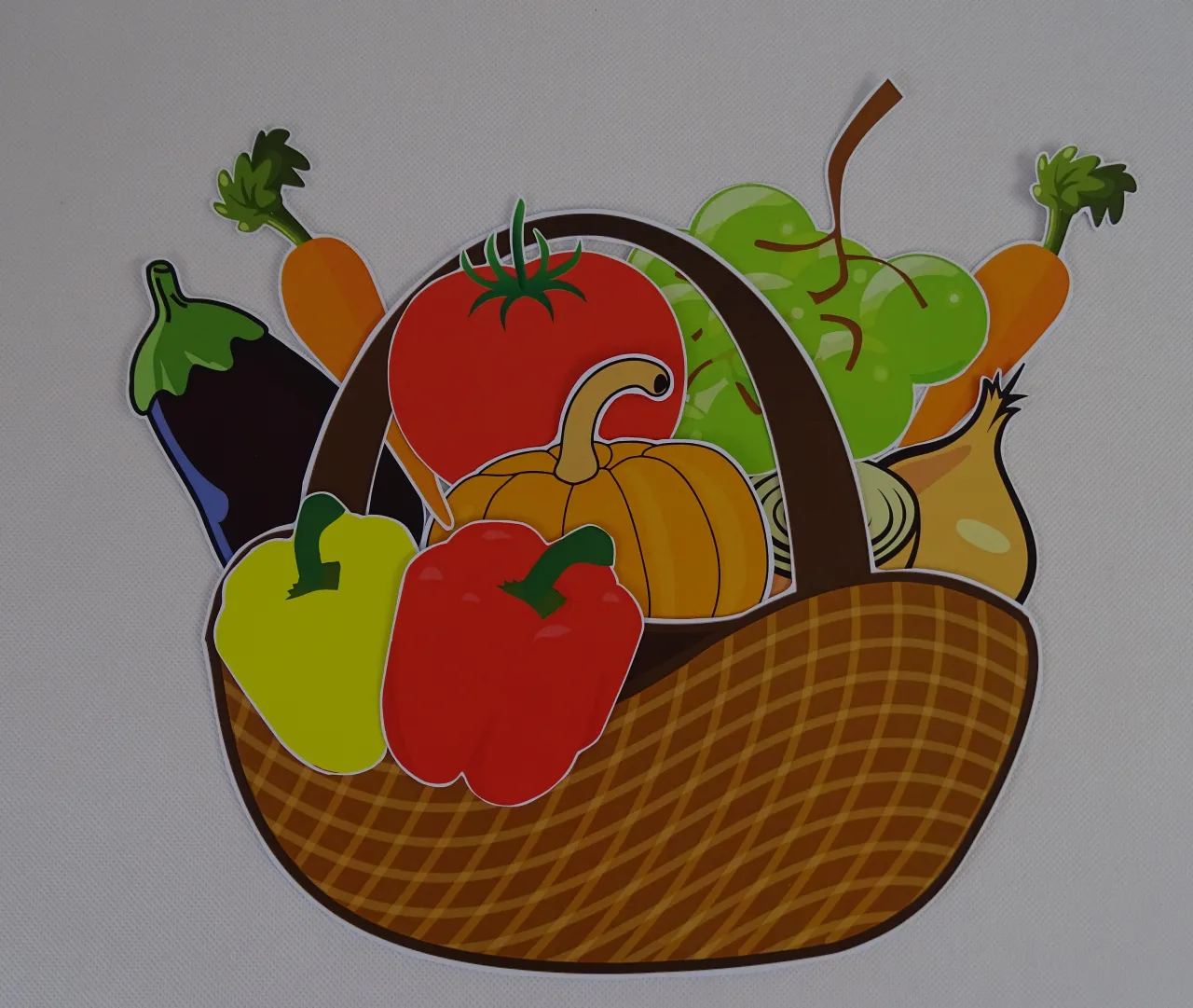 kosz z jesiennymi warzywami i grzybami