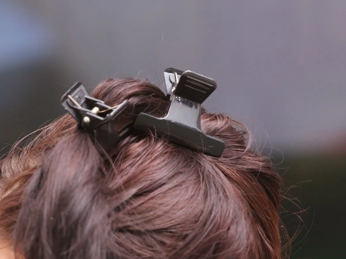Jak naprawić zepsutą klamrę do włos&oacute;w krok po kroku