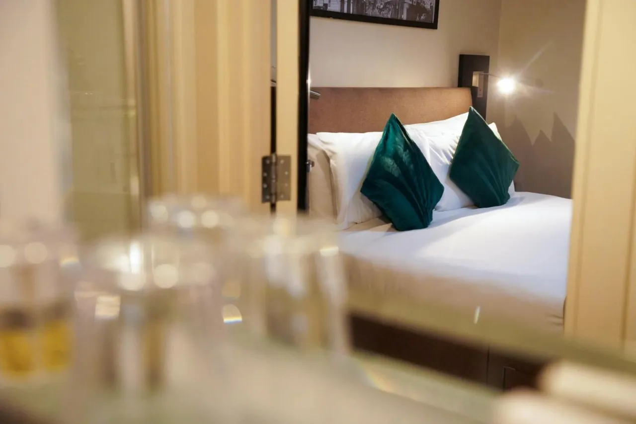 Porównanie wnętrz hotelu, hostelu i apartamentu w Londynie