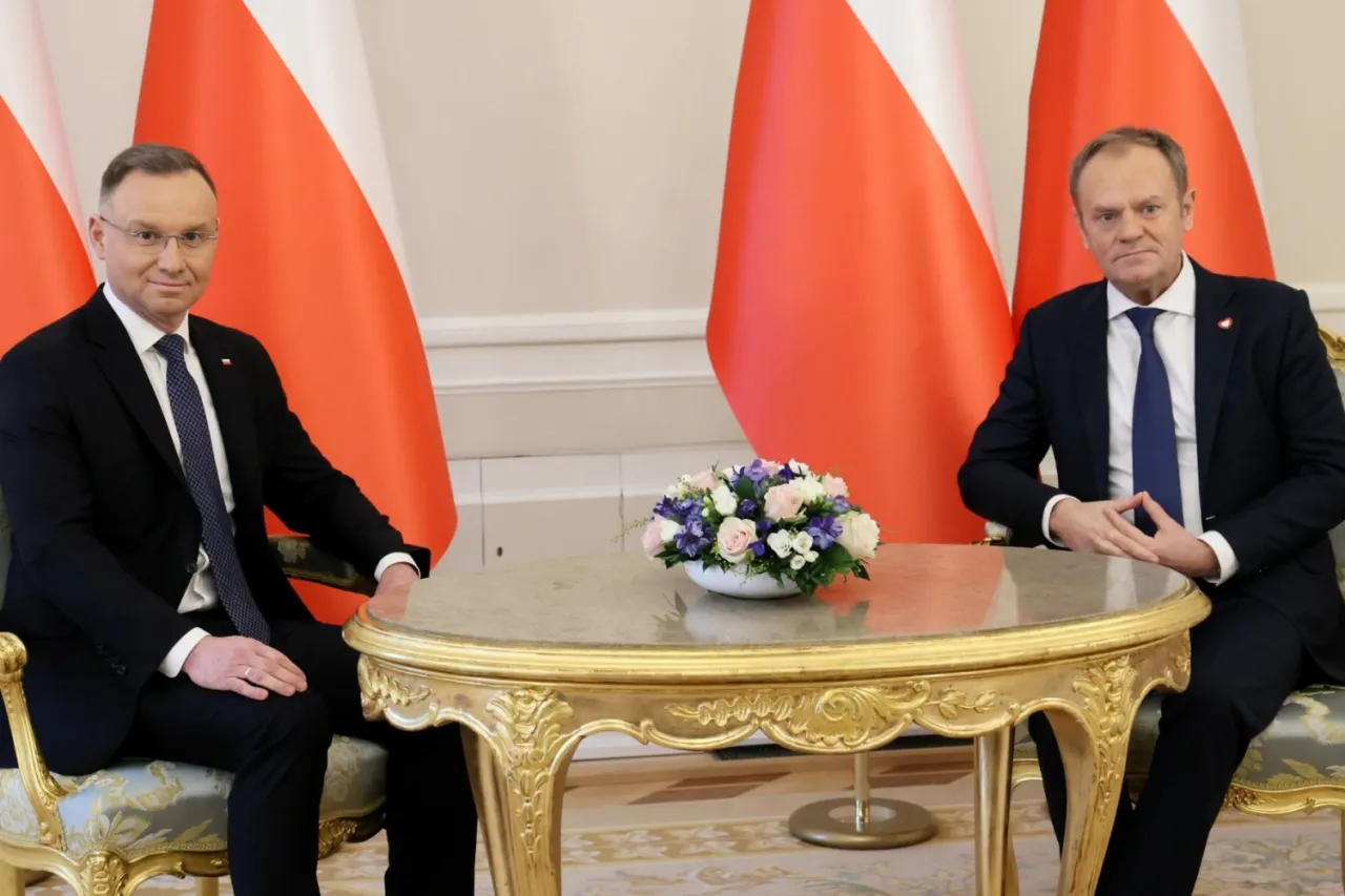 Andrzej Duda i Donald Tusk siedzą przy stole, za nimi polskie flagi. Czy to zapowiedź serii wet do ustaw budżetowych?