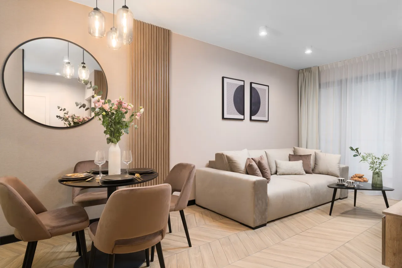 Optyczne powiększenie małego salonu lustra