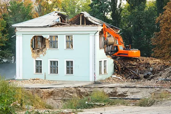 Zdjęcie Ile kosztuje rozbiórka budynku? Poznaj ukryte koszty i czynniki