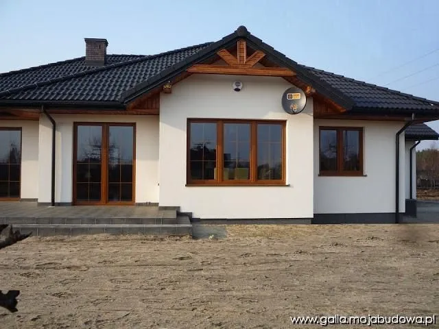 Zdjęcie Jak dobrać idealną elewację do czarnego dachu i okien w kolorze złotego dębu?
