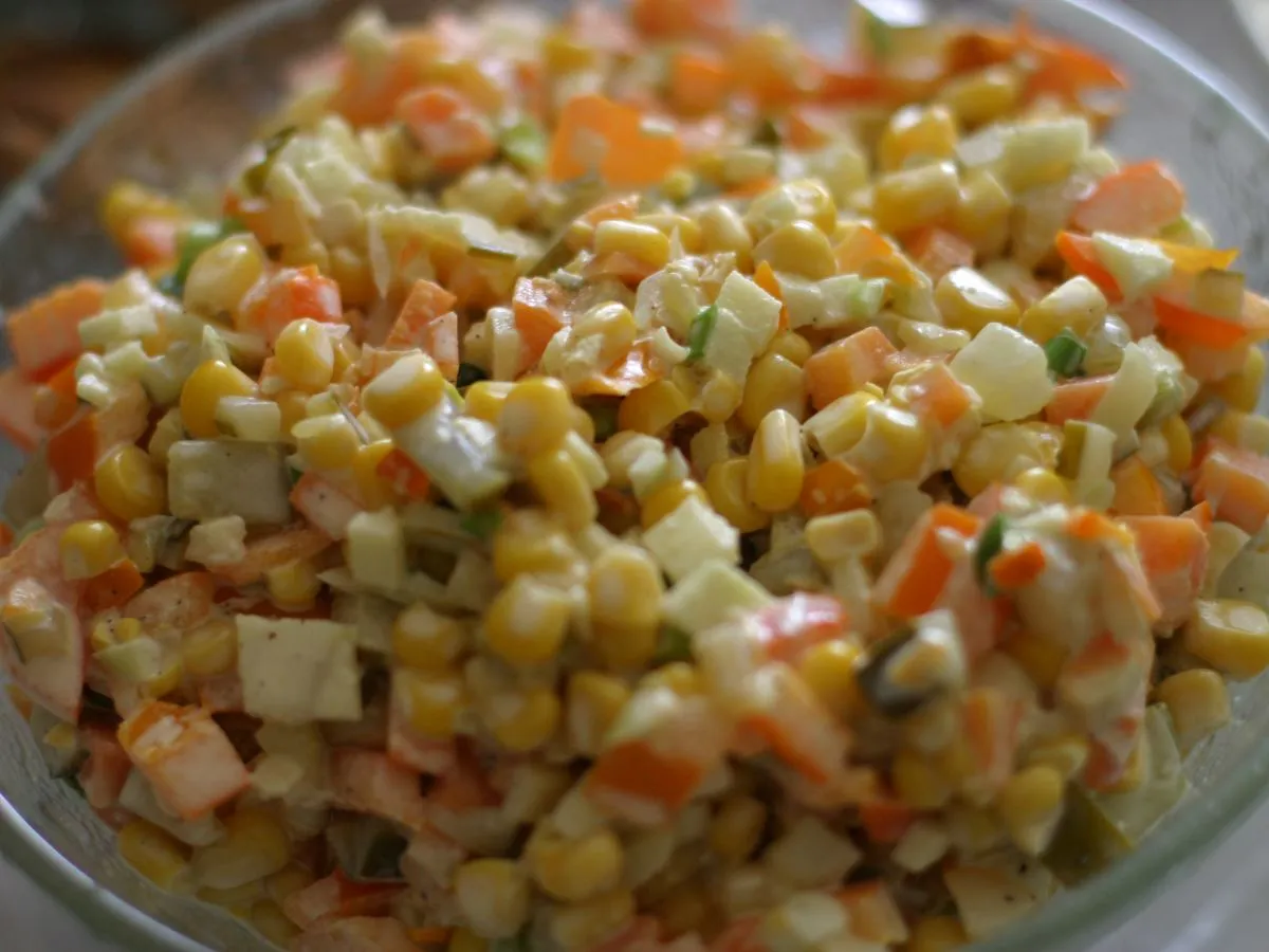 Świeże warzywa pokrojone do sałatki jarzynowej