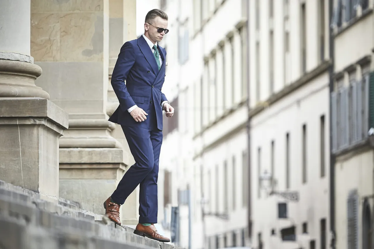 Modne garnitury męskie luźne kroje i dwurzędowe marynarki