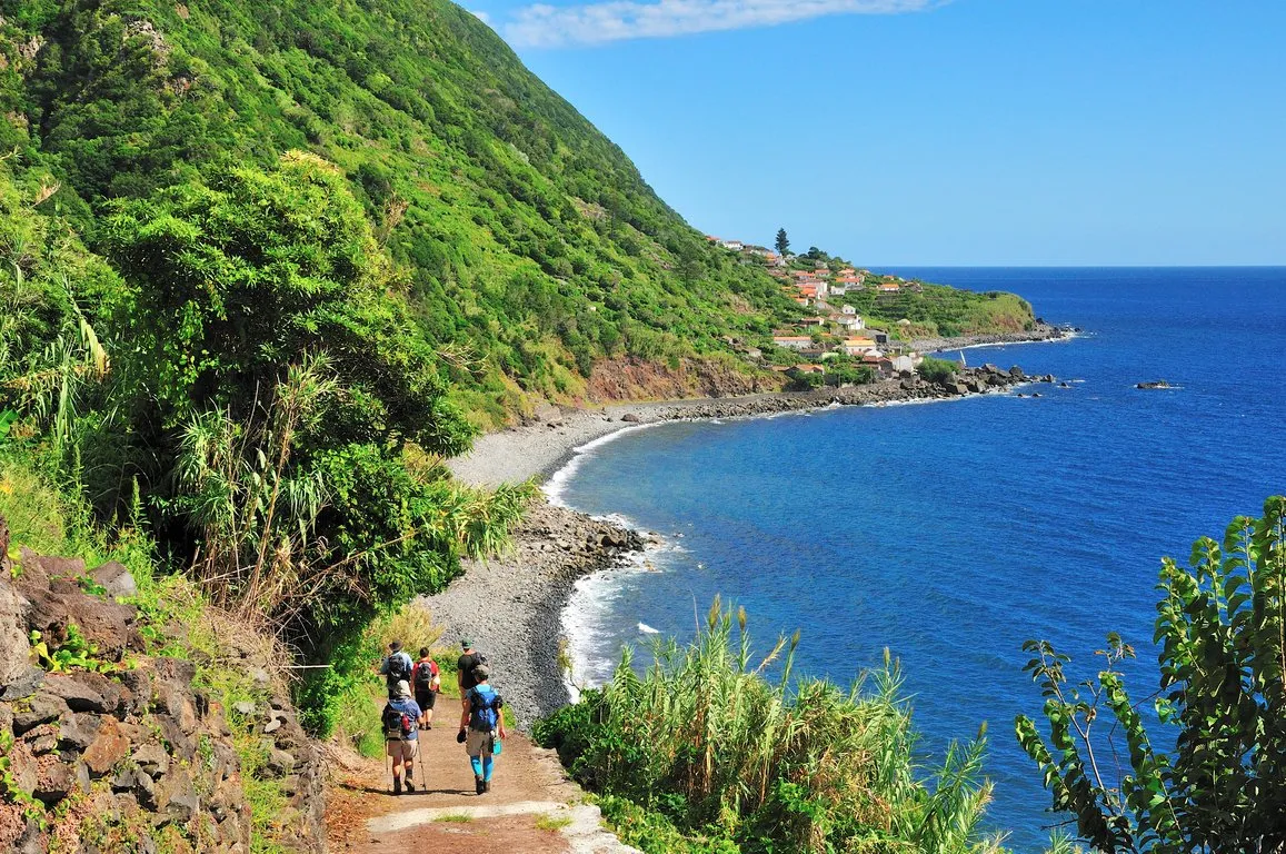 Wanderweg mit Blick auf das Meer in Europa