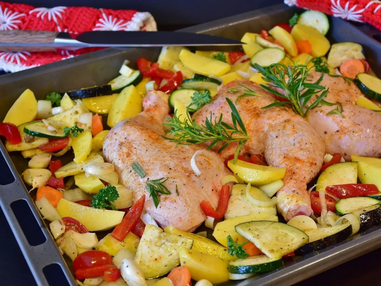 pieczone udka z kurczaka z warzywami na blasze