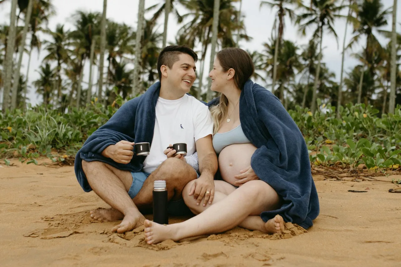 Romantyczny spacer parą po plaży jesienią Bałtyk