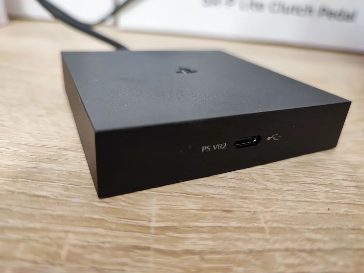Czarny adapter PS VR2 z portem USB-C. Przyda się, gdy będziesz chciał podłączyć PS VR do PC.