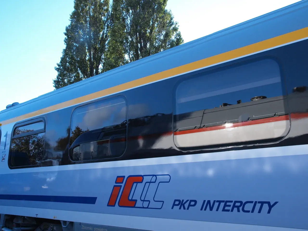 Błękitny wagon PKP Intercity z ż&oacute;łtym pasem. Zastanawiasz się, czy można zwr&oacute;cić bilet PKP? Sprawdź regulamin przewoźnika.