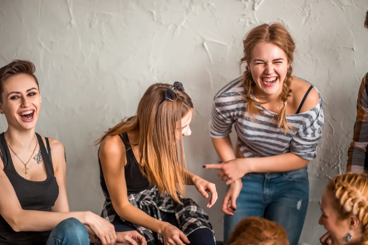 ludzie śmiejący się z dowcip&oacute;w, r&oacute;żne rodzaje humoru ilustracje