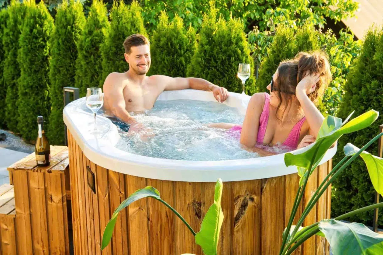 Porównanie jacuzzi dmuchanego i akrylowego