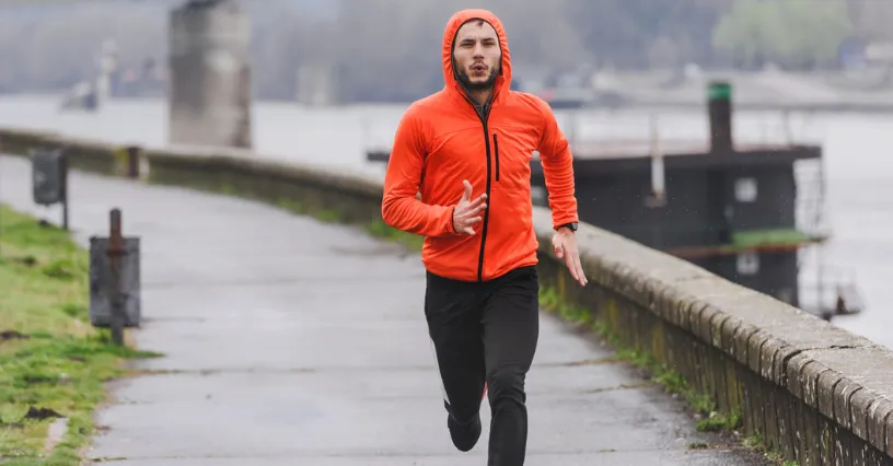 biegacz w deszczu ubiór na cebulkę