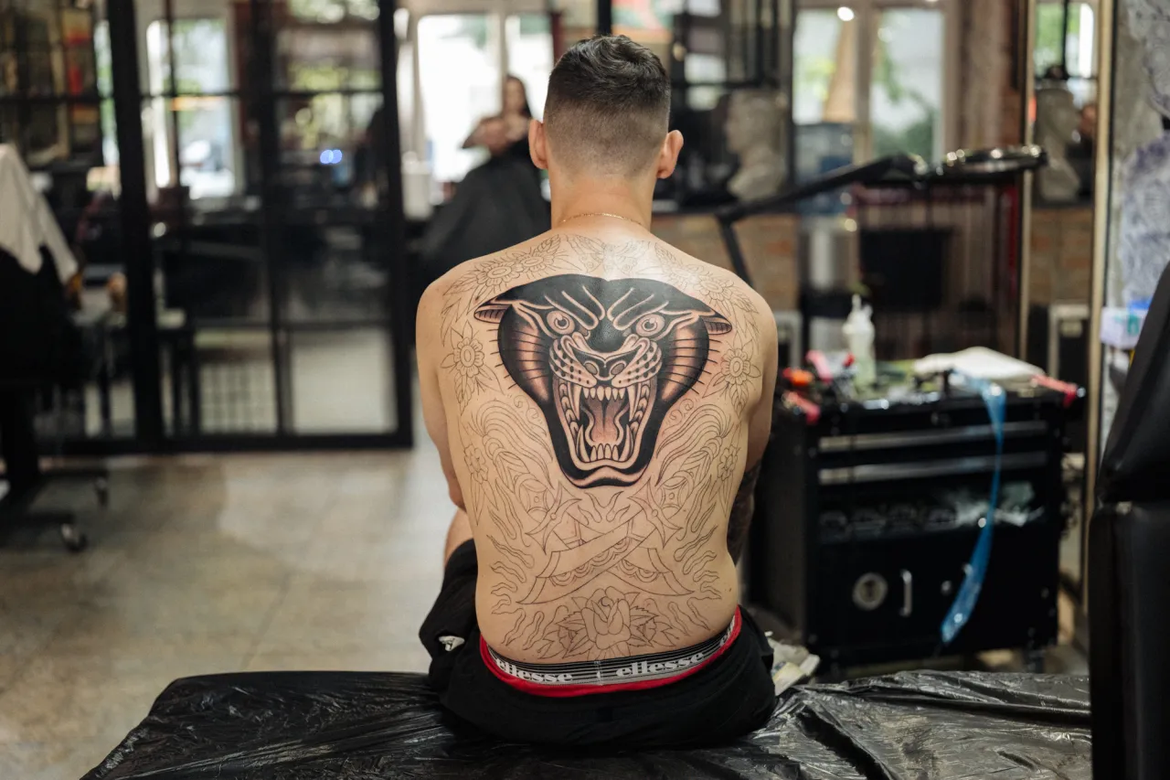 tatuaże jasne vs ciemne kolory