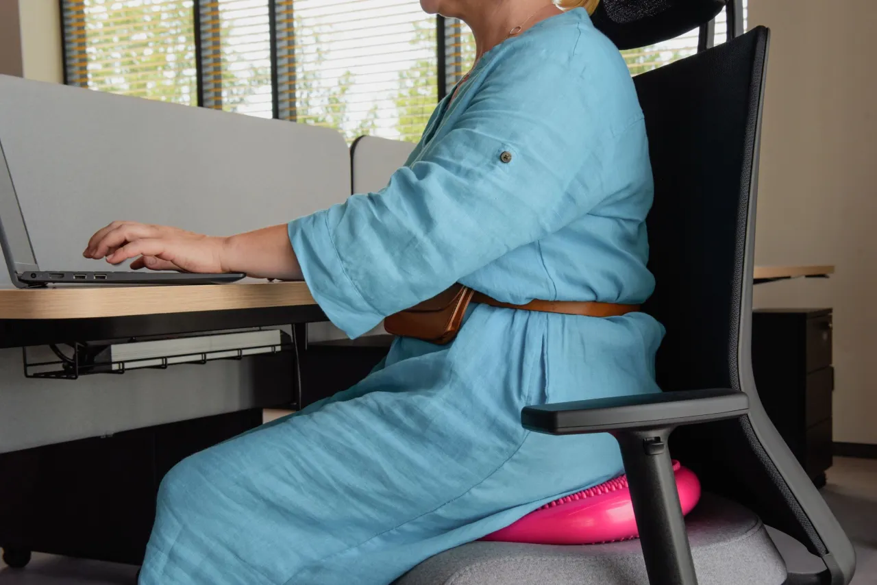 dziecko siedzące na poduszce sensorycznej przy biurku