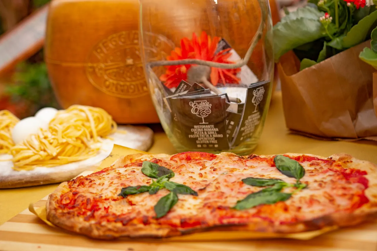 R&oacute;żne rodzaje pizzy z klasycznymi dodatkami