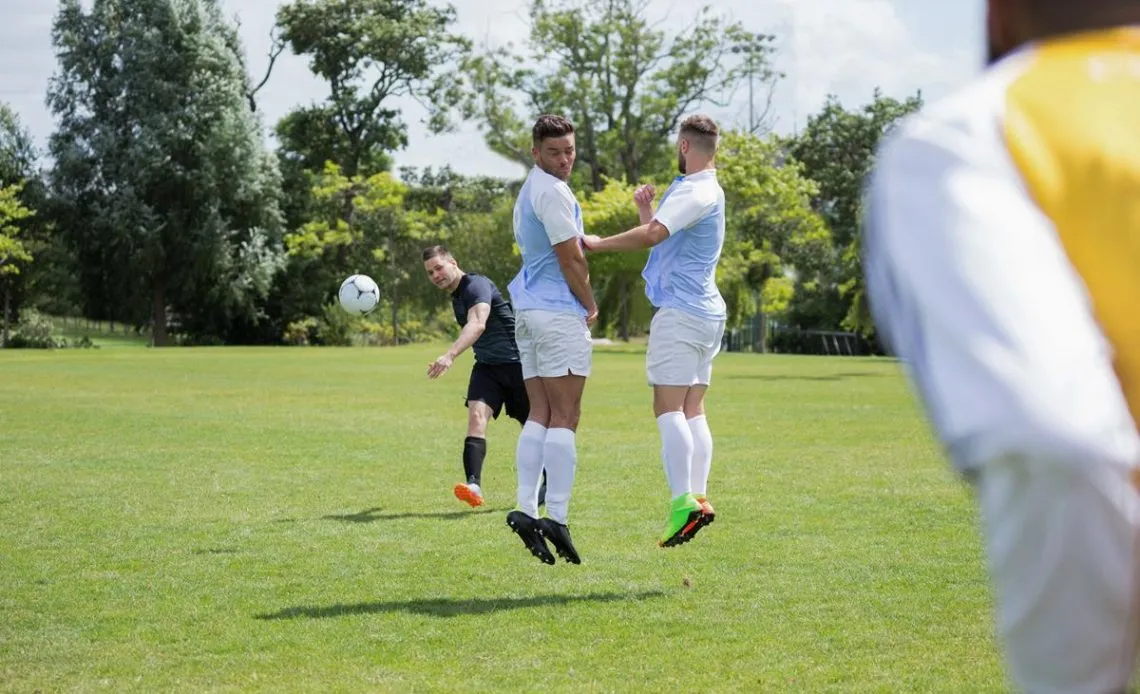 piłkarz przygotowujący się do strzału z rotacją