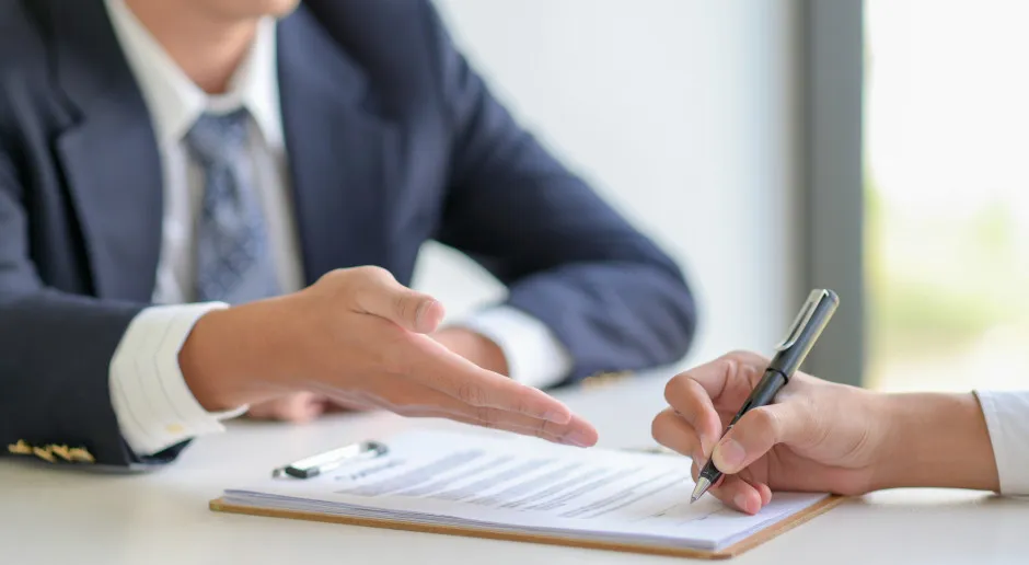 Pracownik podpisuje dokumenty