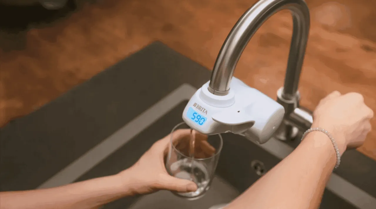 Masz brudną wodę w kranie? Zobacz, jak filtr Brita pomaga ją oczyścić.