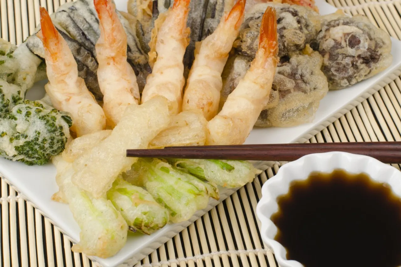 Chrupiące krewetki i warzywa w cieście, gotowe do zanurzenia w sosie do tempury.