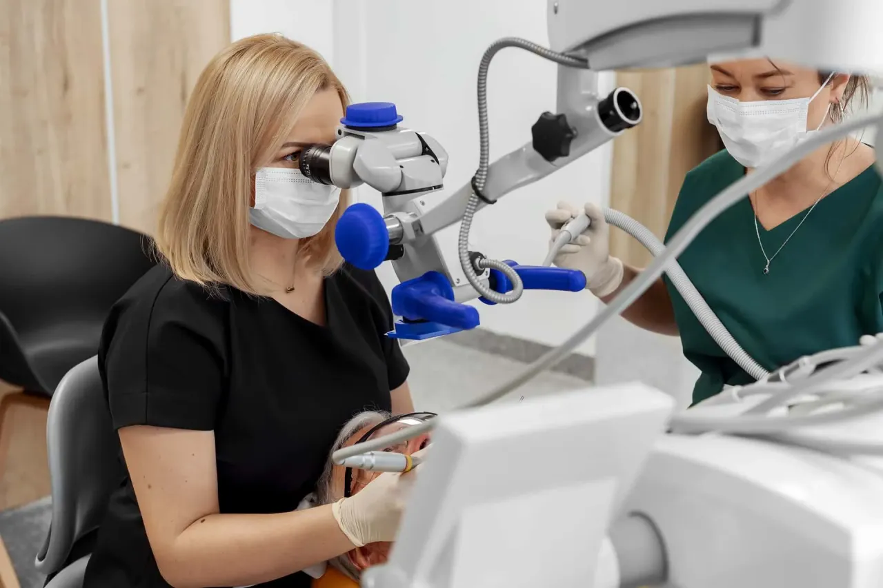 dentysta leczy ząb w gabinecie