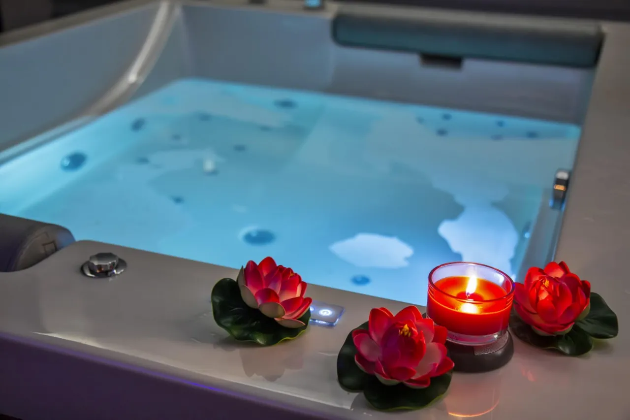 Para przygotowująca się do wizyty w spa, pakowanie torby