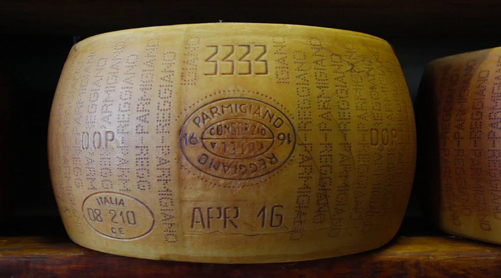 Parmigiano Reggiano blok sera z etykietą DOP