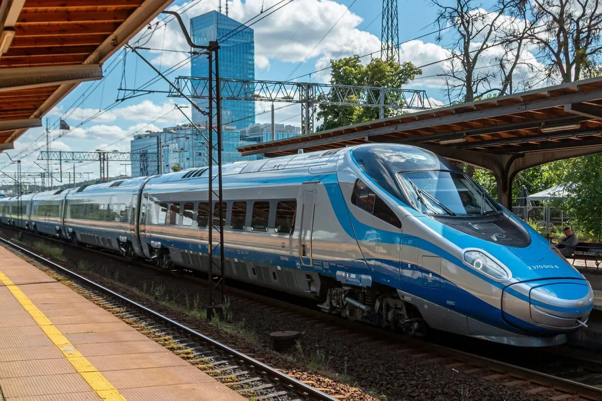 Pendolino w Polsce pociąg na stacji
