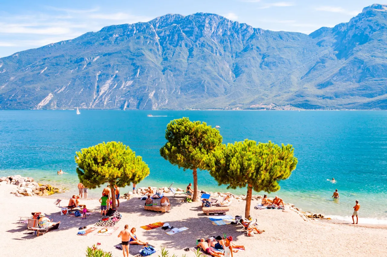 Spiaggia sabbiosa Lago di Garda e spiaggia ghiaia Lago di Garda