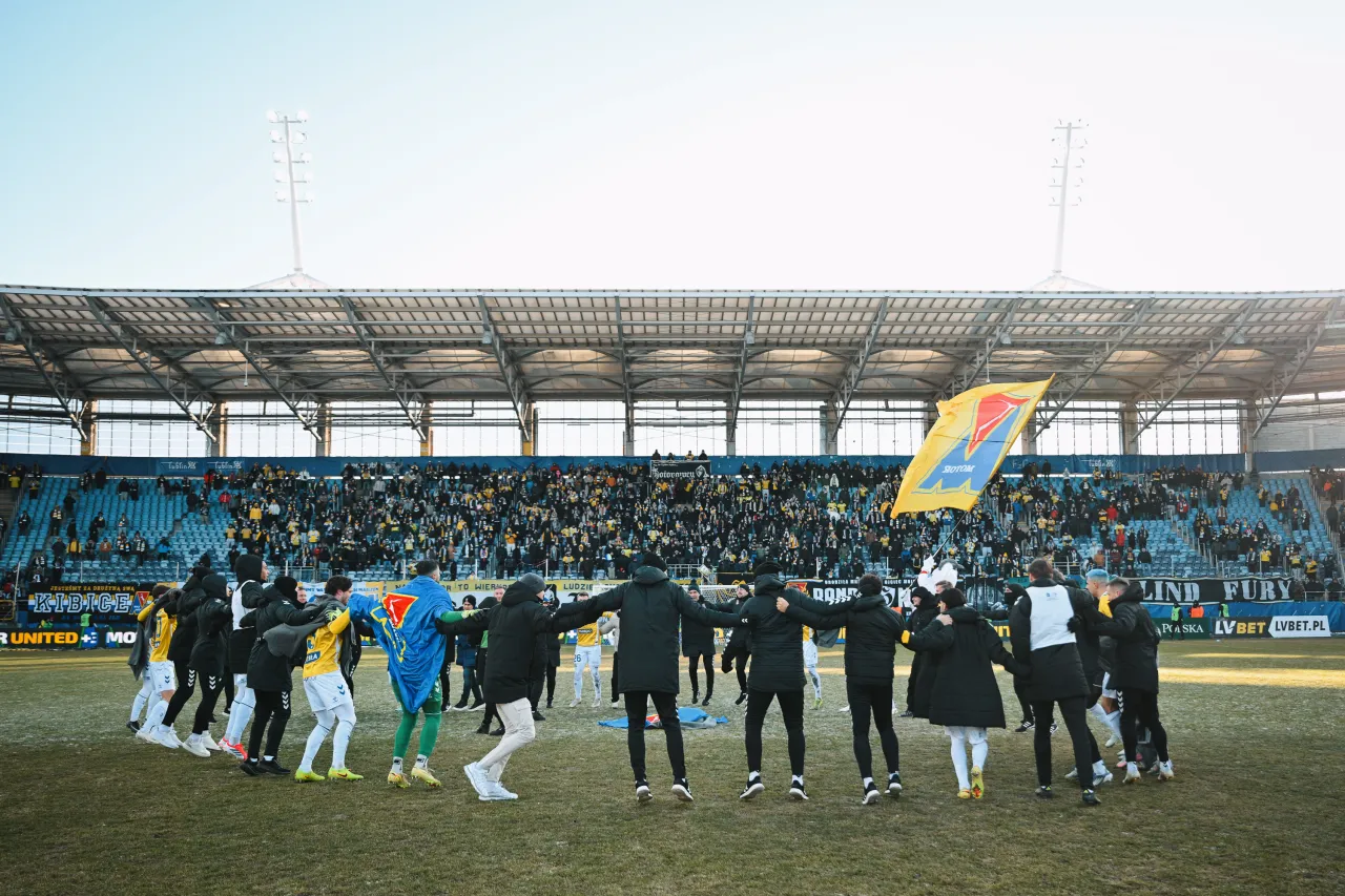 kibice na meczu ekstraklasy