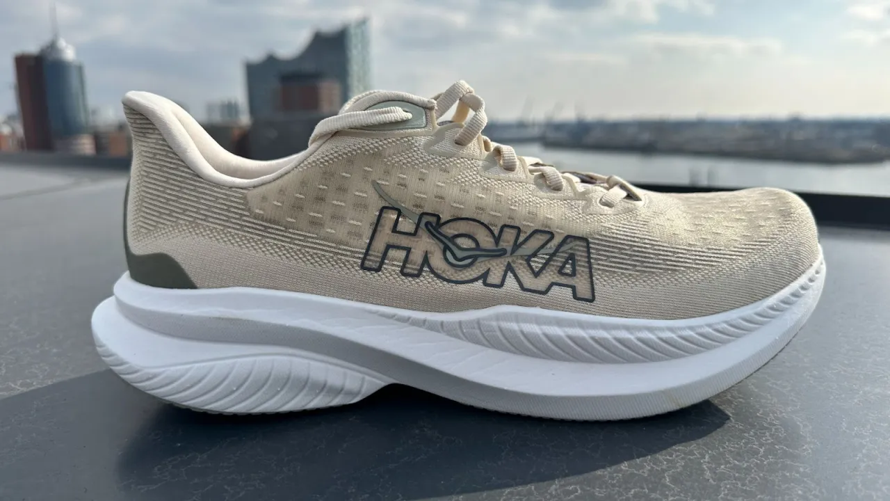 Hoka Mach 6 Laufschuh auf Asphalt