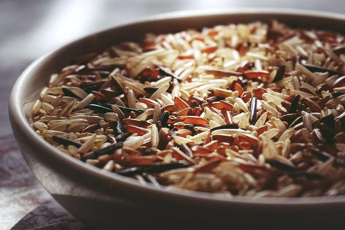 różne rodzaje ryżu: biały, brązowy, basmati, dziki
