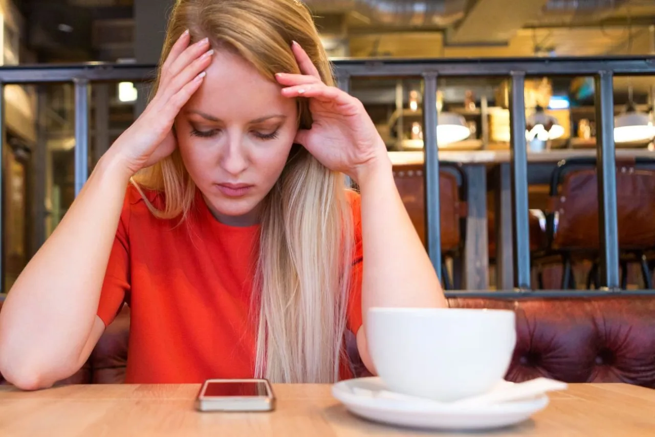 osoba z nadciśnieniem pije kawę