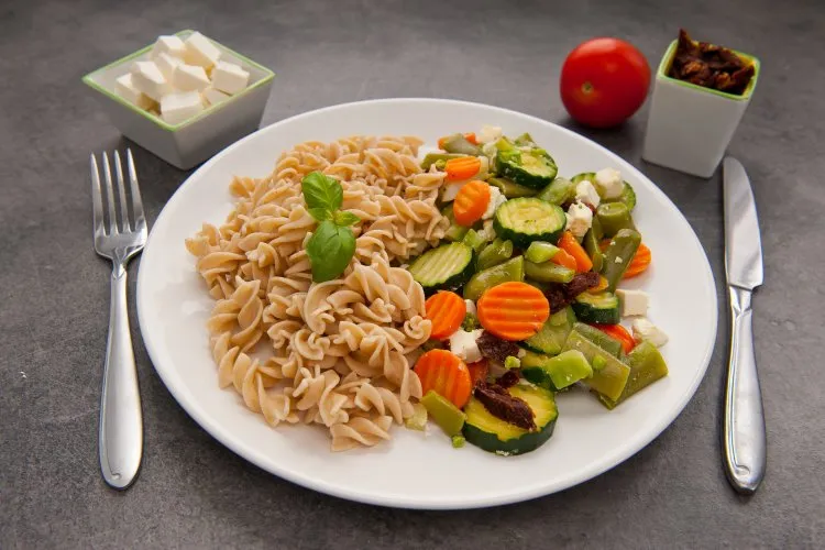 zdrowe danie z makaronem warzywami i białkiem