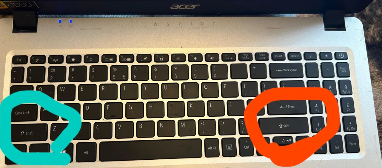 Klawisz Shift na klawiaturze laptopa Acer Aspire znajduje się pod Caps Lock, obok klawisza Z.
